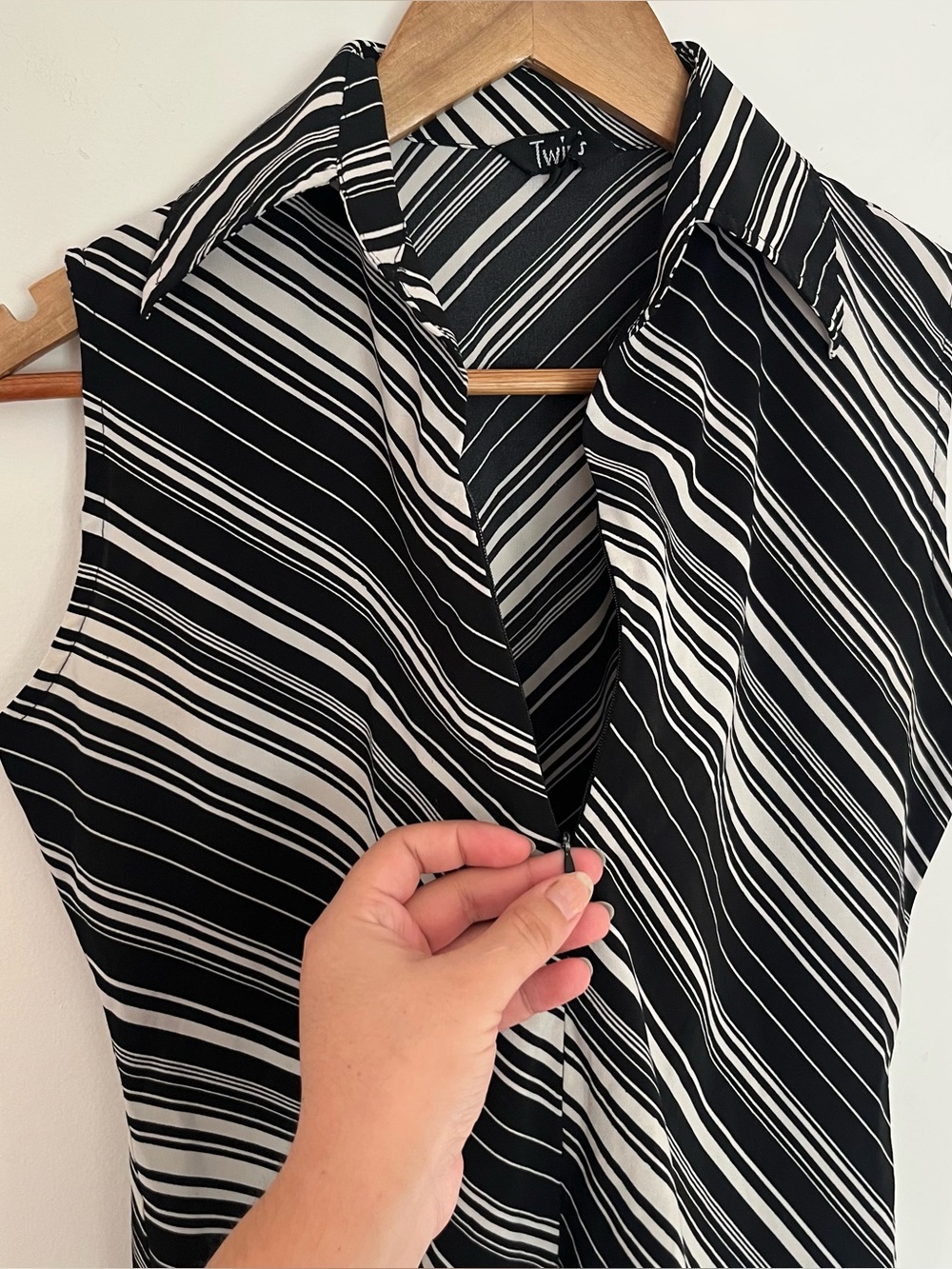 Vintage Black & White Striped Collared Sleeveless  Zipper Blouse